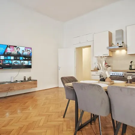Apartment In Stylish & Cozy I Self Check-in