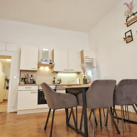 Apartment In Stylish & Cozy I Self Check-in *